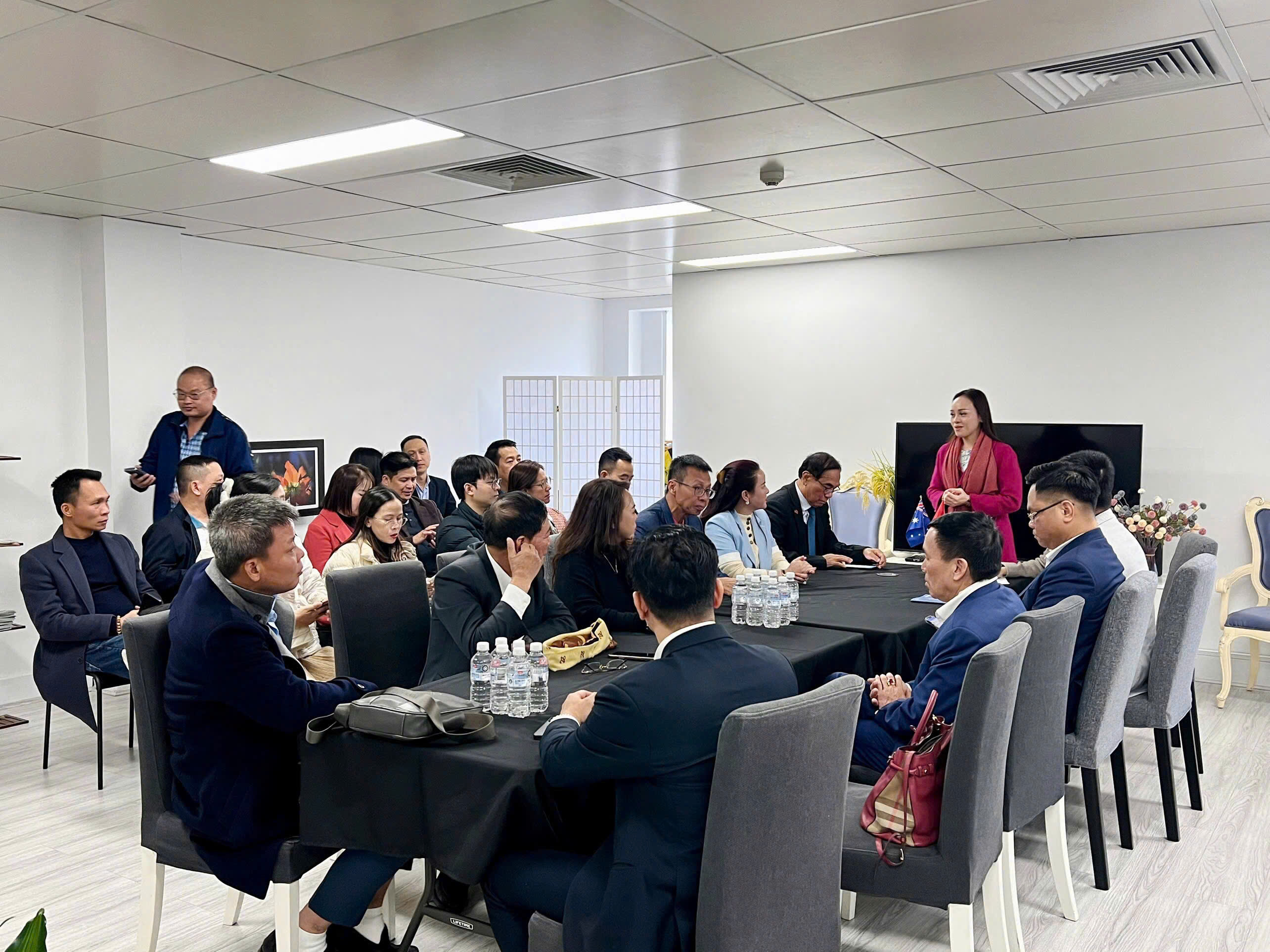 Lãnh đạo Pacow tham gia cùng các doanh nghiệp Việt Nam và Hiệp hội Doanh nghiệp TP.Sydney giao lưu, trao đổi về cơ hội hợp tác Việt Nam – Australia. Pacow cùng doanh nghiệp Việt Nam họp doanh nghiệp Australia