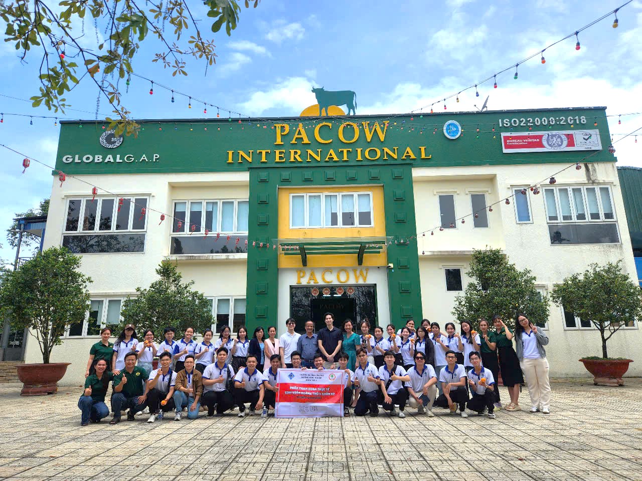 Đoàn giảng viên và sinh viên Đại học Cần Thơ chụp hình với Ban lãnh đạo công ty TNHH Pacow International