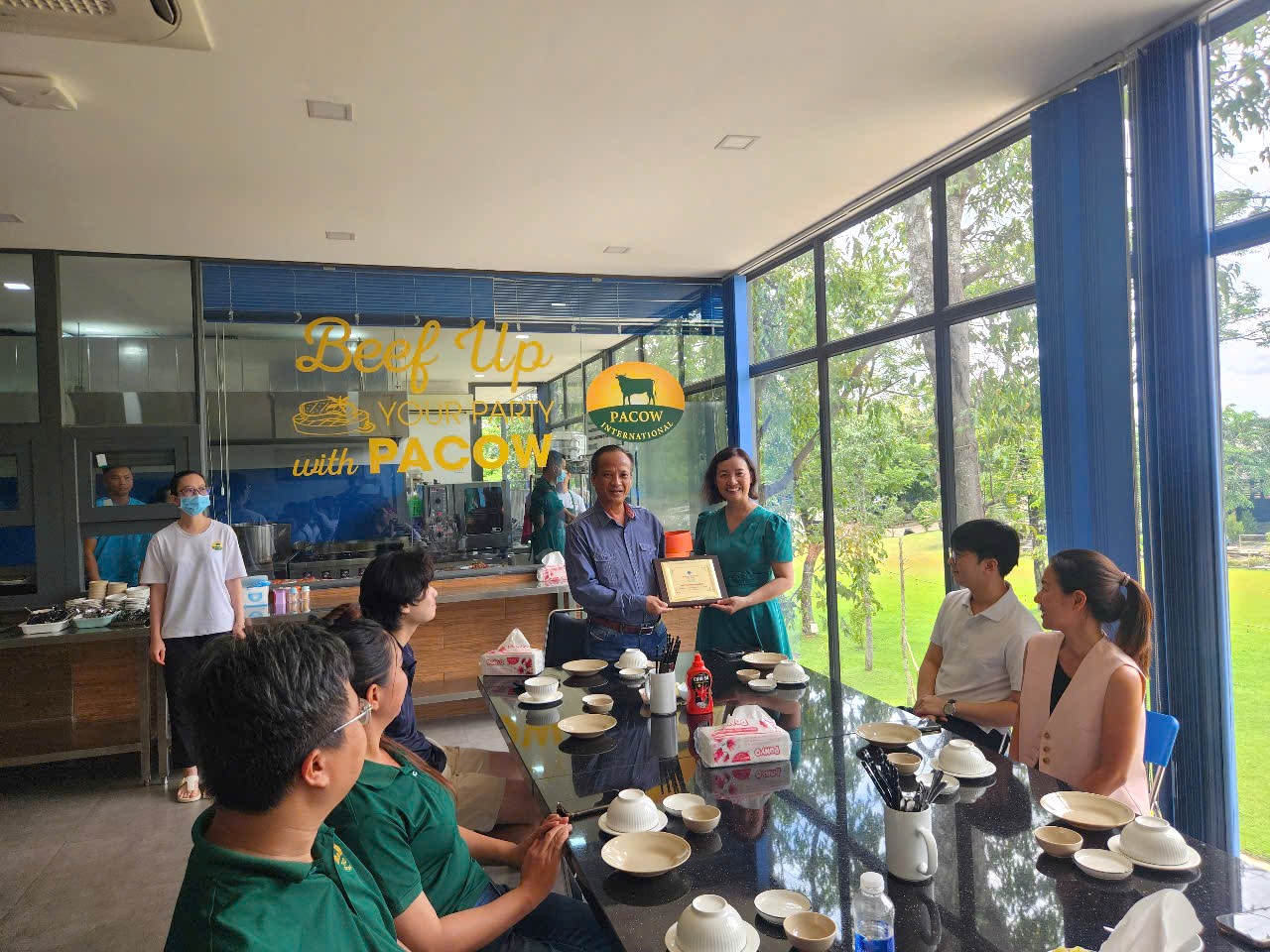 Giảng viên Trường Đại học Cần Thơ chụp hình cùng Giám đốc - người sáng lập công ty Pacow International 