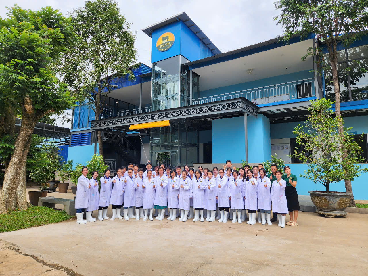 Sinh viên Đại học Cần Thơ tham quan nhà máy Pacow